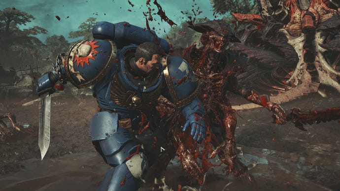 Titus primes a combat knife for the killing blow against a Tyranid Warrior in Warhammer 40,000: Space Marine 2.